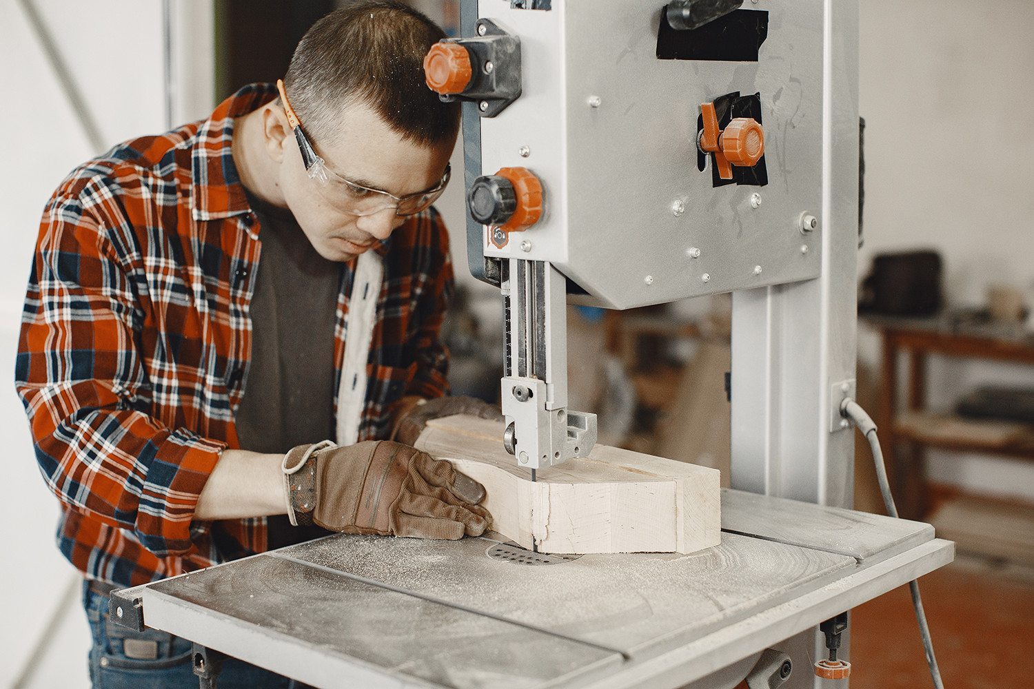 Tehničar za obradu drveta - programer na CNC mašinama